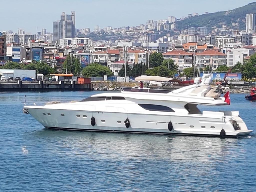 Feretti 80 Yacht Catalogue